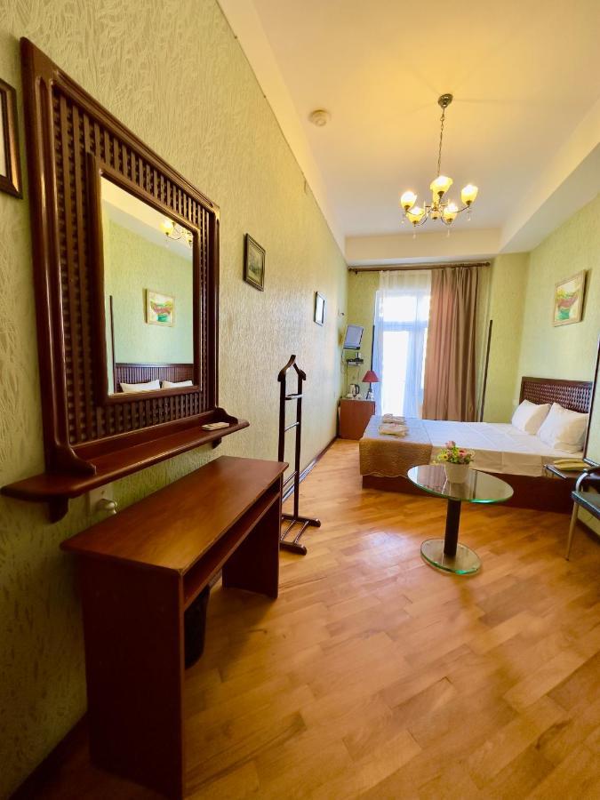 Nur Hotel & Terrace Cafe Bakoe Buitenkant foto
