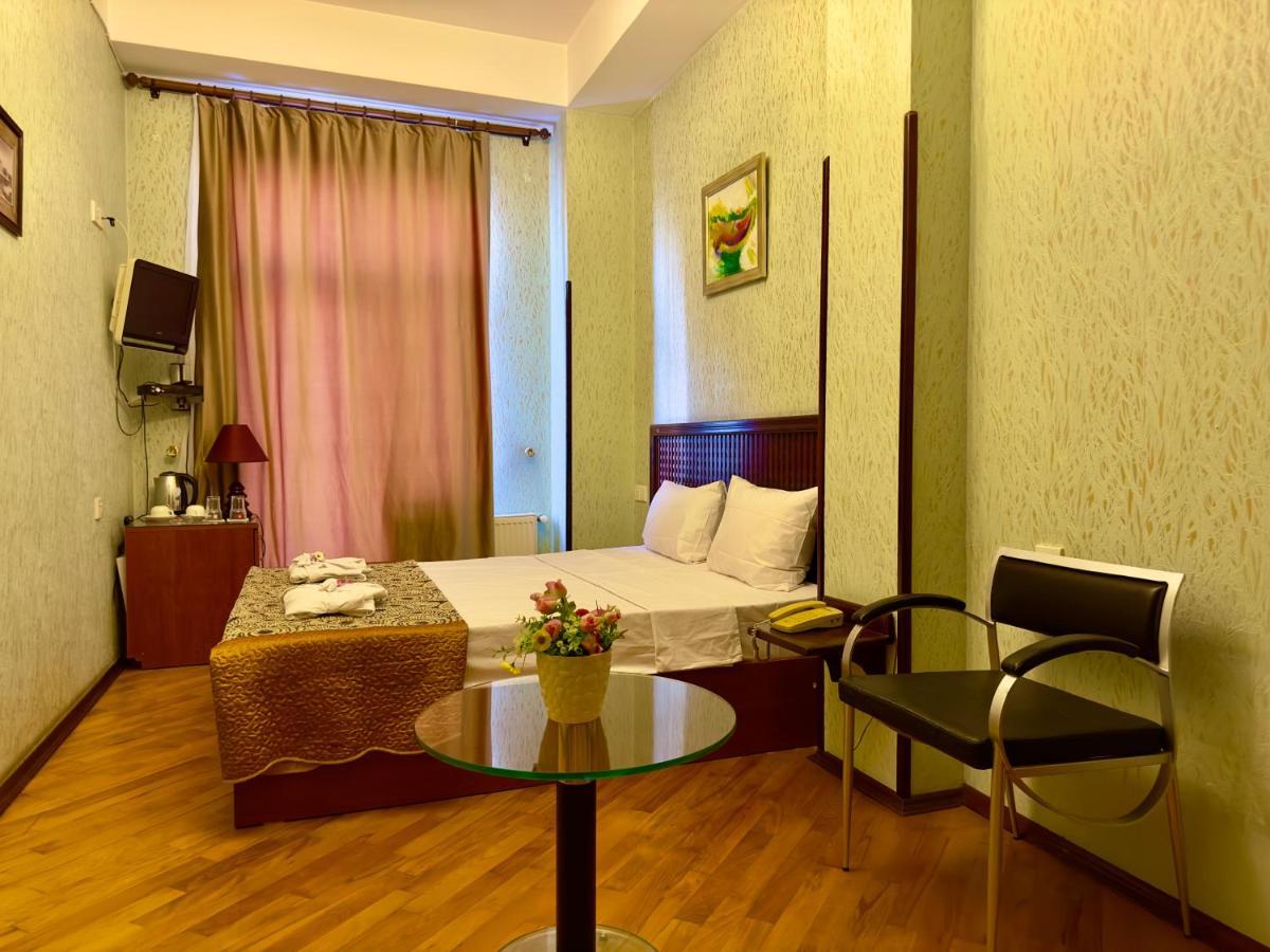 Nur Hotel & Terrace Cafe Bakoe Buitenkant foto