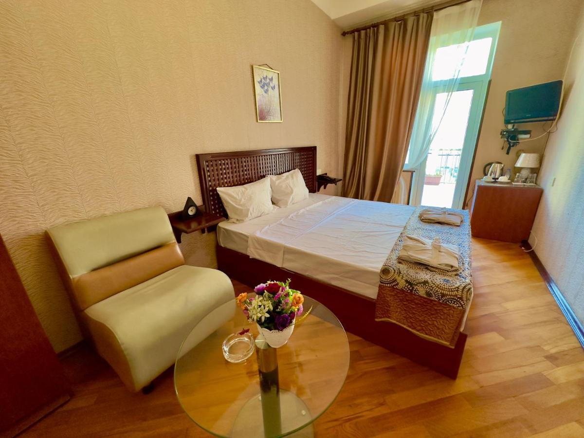 Nur Hotel & Terrace Cafe Bakoe Buitenkant foto
