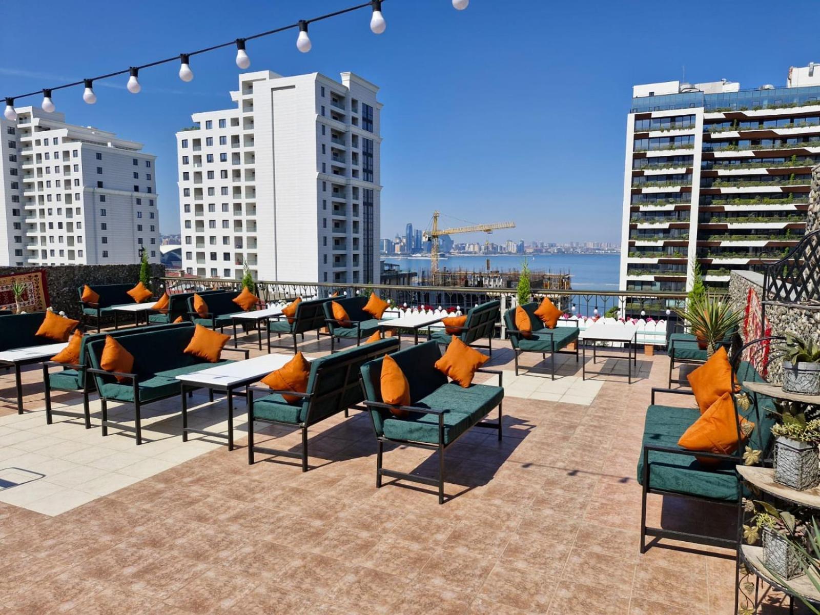 Nur Hotel & Terrace Cafe Bakoe Buitenkant foto
